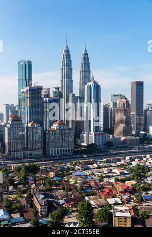 9 marzo 2018: Skyline del quartiere tradizionale negli edifici finanziari di Kuala Lumpur, Malesia Foto Stock