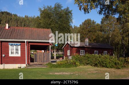 JÄRVSÖ, SVEZIA IL 05 SETTEMBRE 2020. Vista su edifici in legno nel campeggio. Prato questo lato. Colline. Uso editoriale. Foto Stock