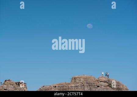 Sotto la luna nel Parco Nazionale di Isalo, nella Regione di Ihorombe, Madagascar sudoccidentale Foto Stock