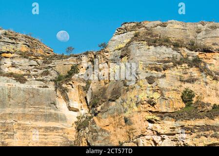 Luna sulle montagne del Parco Nazionale di Isalo, Regione di Ihorombe, Madagascar sudoccidentale Foto Stock