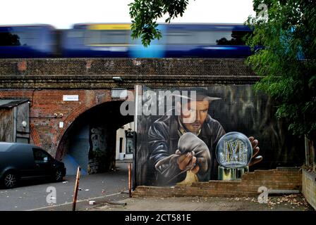 Incredibile Street art vicino agli archi ferroviari di Penge, a sud di Londra, di Harrison Ford, come Indiana Jones nel film del 1981 'Raiders of the lost Ark'. Foto Stock