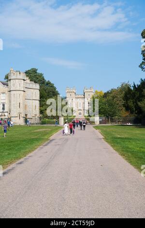 La gente fuori e circa in una giornata estiva soleggiata a piedi a Windsor Great Park, Berkshire, Inghilterra, Regno Unito Foto Stock