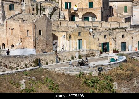 Matera, Italia - 15 Settembre 2019: Bond 25. Impostazione del paesaggio per auto chase scene dal film 'nessun tempo per morire' in sassi di Matera, Italia. Foto Stock