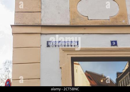 Karolinenstrasse (en. Caroline Street), cartello con il nome della strada a Bamberga, Baviera, Germania. Un cartello con il nome di una strada è un cartello utilizzato per identificare le strade denominate Foto Stock