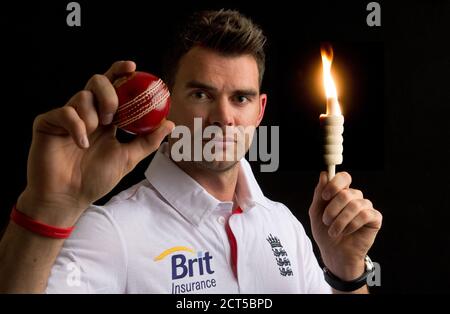 ENGLAND CRICKET RECORD CHE HA PRESO IL VELOCE BOWLER JAMES ANDERSON POCO PRIMA DI PARTIRE PER UN TOUR DELLE CENERI. IMMAGINE DI CREDITO : © MARK PAIN / ALAMY STOCK FOTO Foto Stock