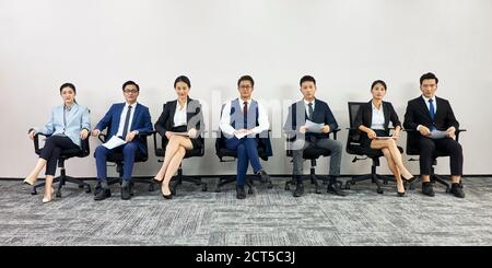 la gente asiatica di affari che aspetta in linea per l'intervista di lavoro che cerca alla telecamera Foto Stock