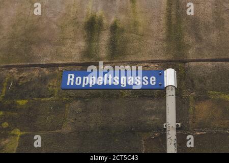 Roppeltsgasse (eng. Roppelts vicolo) segno del nome della strada a Bamberga, Baviera, Germania. Un cartello con il nome di una strada è un cartello utilizzato per identificare le strade denominate Foto Stock