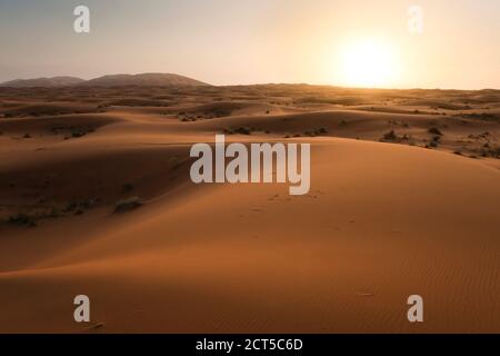 Erg Chebbi alba, deserto del Sahara vicino a Merzouga, Marocco, Africa del Nord, Africa, sfondo con spazio di copia Foto Stock