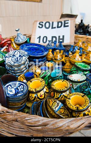 Vasi in ceramica colorati e luminosi in vendita all'interno della vecchia medina di Essaouira (ex Mogador) in un mercato di souvenir, Marocco Foto Stock