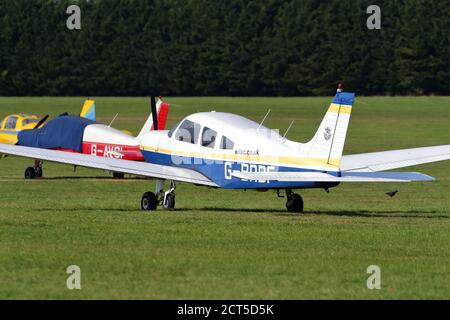 Piper PA-28 G-BRDF parcheggiato a White Waltham Airfield, Regno Unito Foto Stock