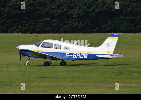 Piper PA-28 G-BRDM parcheggiata presso l'aeroporto White Waltham Airfield, Regno Unito Foto Stock