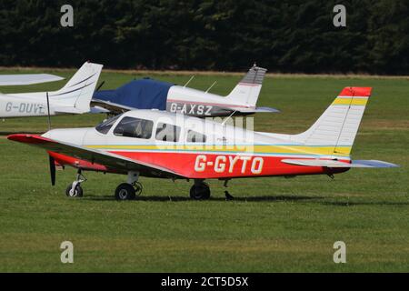 Piper PA-28 Warrior III G-BRDF ha parcheggiato al White Waltham Airfield, Regno Unito Foto Stock