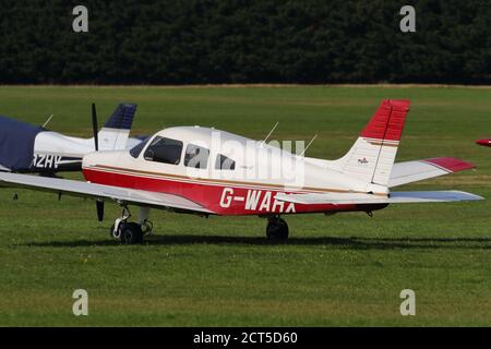 Piper PA-28 Warrior III G-WARX ha parcheggiato al White Waltham Airfield, Regno Unito Foto Stock