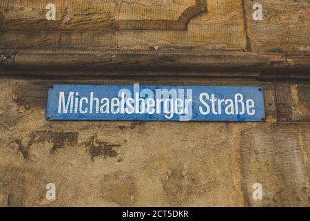 Michelsberger Strasse (eng. Michael Berger Street), cartello con il nome della strada a Bamberg, Baviera, Germania. Un cartello con il nome di una strada è un cartello utilizzato per identificare il nome Foto Stock