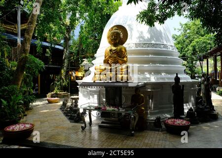 Sri Lanka Colombo - Stupa bianco nel giardino del Tempio di Gangaramaya Foto Stock