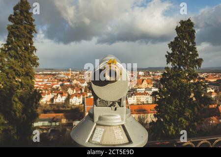 Binocoli a gettoni sulla piattaforma di osservazione del monastero di Michelsberg a Bamberga, Germania Foto Stock