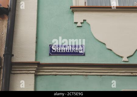 Cartello con il nome di Sandbad a Bamberga, Baviera, Germania. Un cartello con il nome di una strada è un cartello utilizzato per identificare le strade denominate Foto Stock