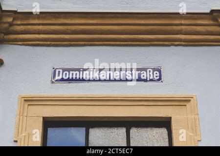 Dominikanerstrasse (en. Dominican Street), cartello con il nome della strada a Bamberga, Baviera, Germania. Un cartello con il nome di una strada è un cartello utilizzato per identificare le strade denominate Foto Stock