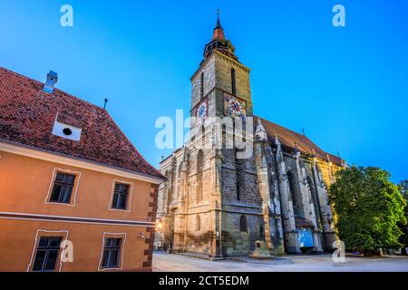 Brasov, Romania. Chiesa Nera nella piazza della città vecchia (Piata Sfatului). Foto Stock