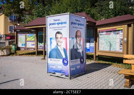 Dal 2 al 3 ottobre 2020, poster delle elezioni regionali ceche con Richard Pikner e Rudolf Salvetr, coalizione di ODS, TOP 09 e sindaci indipendenti, Zelezna Foto Stock