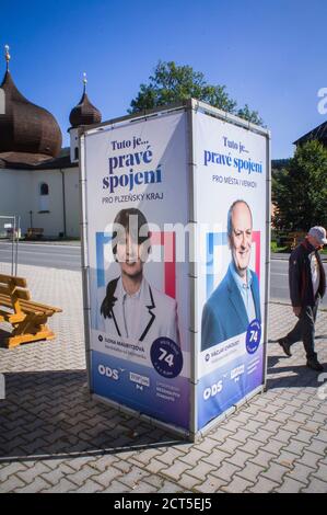 Dal 2 al 3 ottobre 2020, poster delle elezioni regionali ceche con Ilona Mauritzova e Vaclav Chromust, coalizione di ODS, TOP 09 e sindaci indipendenti, Zelez Foto Stock