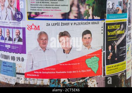2-3 ottobre 2020, poster delle elezioni regionali ceche con Frantisek Podlipsky, Jiri Valenta e Jan Bozdech, KSCM (comunisti), Klatovy, Pilsen Regio Foto Stock