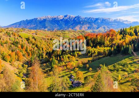 Brasov, Romania. Magura villaggio e catena montuosa Bucegi. Foto Stock