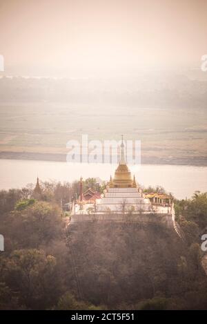 Tempio buddista all'alba sulla collina di Sagaing, Mandalay, Myanmar (Birmania) Foto Stock