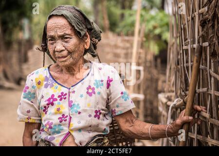 Donna tatuata di un villaggio di tribù di Chin, Stato di Chin, Myanmar (Birmania) Foto Stock