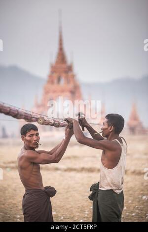 Mrauk U, sparando un razzo ad una bara di monaci al Festival Dung BWE, Rakhine state, Myanmar (Birmania) Foto Stock