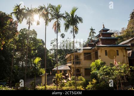 Monastero a metà strada fino Monte Zwegabin, HPa An, Kayin Stato (Karen), Myanmar (Birmania) Foto Stock