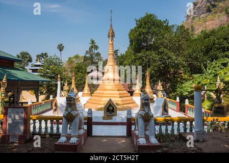 Stupa d'oro al Monte Zwegabin, hPa An, Kayin state (Karen state), Myanmar (Birmania) Foto Stock