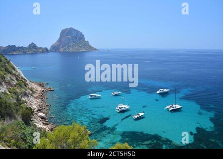 Vista panoramica sul Mar delle Baleari e sull'isolotto es Vedra dell'isola di Ibiza. Baia d'acqua turchese. Foto Stock