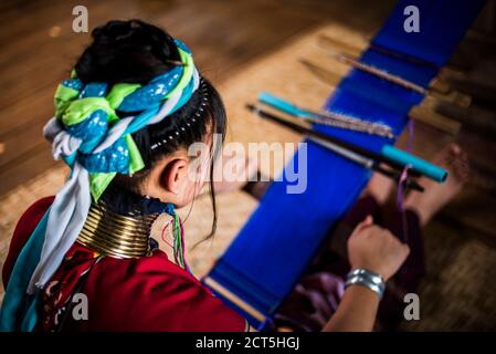 Donna del collo di blocco della tribù Palaung tessendo a Inle Lake, Stato Shan, Myanmar (Birmania) Foto Stock