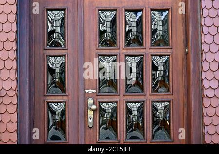 Alsfeld, Germania. 21 Settembre 2020. Una casa a graticcio si riflette nelle finestre di vetro di una porta d'ingresso opposta. La città di Vogelsberg è una gemma architettonica con le sue case a graticcio. Credit: Arne Dedert/dpa/Alamy Live News Foto Stock