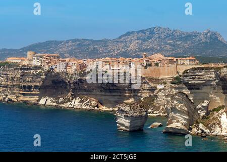 Il litorale di pietra calcarea e clifftop cittadella città di Bonifacio sulla punta meridionale dell'isola francese della Corsica - Corse du Sud FRANCIA Foto Stock