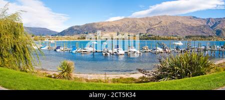 Foto panoramica delle barche a vela sul porto di Lake Wanaka, Isola del Sud, Nuova Zelanda Foto Stock