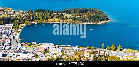 Una veduta aerea dei Giardini Botanici di Queenstown, Queenstown Bay e Lago Wakatipu, Isola del Sud, Nuova Zelanda Foto Stock