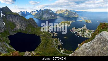 Isole Lofoten. Vista da Reinebringen a isole Lofoten, situato in Norvegia durante il periodo estivo il tramonto. Foto Stock