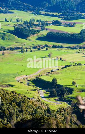 Splendida campagna nella regione della Golden Bay di South Island, Nuova Zelanda Foto Stock