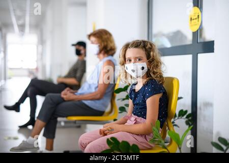 Ritratto di bambino con maschera facciale, coronavirus, covid-19 e concetto di vaccinazione. Foto Stock