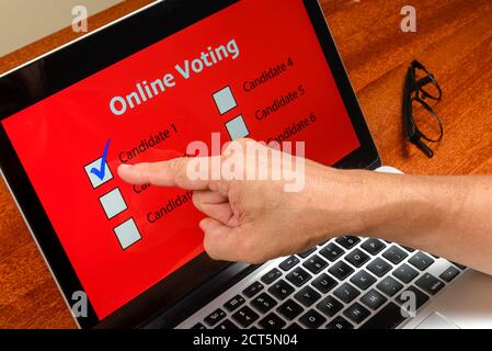 Persona che vota sul computer tramite Internet con testo votazione online Foto Stock