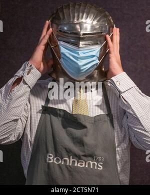 Bonhams, Knightsbridge, Londra, Regno Unito. 21 settembre 2020. La vendita di armi antiche e Armour presenta un importante gruppo di principalmente 18 °-19 ° c. Armi da fuoco britanniche dalla maggior parte dei produttori leader del loro tempo. Immagine: Casco dettaglio da UN raro tedesco composito 'Massimiliano' Full Armor Circa 1520, £40,000-60,000. Credit: Malcolm Park/Alamy Live News. Foto Stock