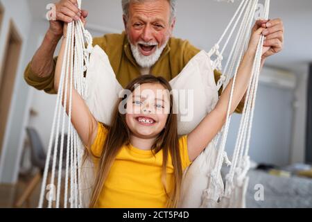 Felicità famiglia amore divertimento nonno nonno concetto nipote Foto Stock