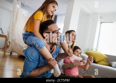 La famiglia felice avente tempo di divertimento a casa Foto Stock