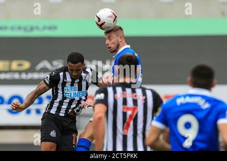 Adam Webster (4) di Brighton e Hove Albion in un Sfida aerea Callum Wilson (13) di Newcastle United Foto Stock