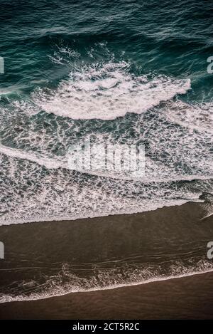 Onde create dal 'Meeting of the Seas', dove il Mare della Tasmania incontra l'Oceano Pacifico, Capo Reinga, Nuova Zelanda Foto Stock