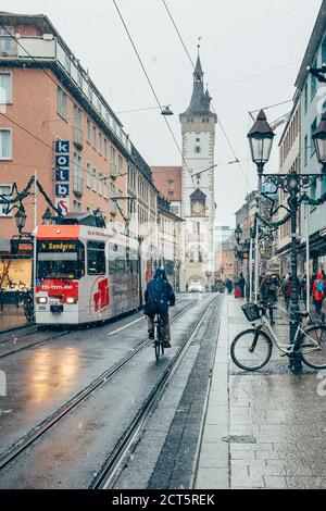 Wurzburg/Germany-3/1/19: Tram su Augustinerstrasse. Un tram è un veicolo ferroviario che corre lungo le vie urbane pubbliche Foto Stock