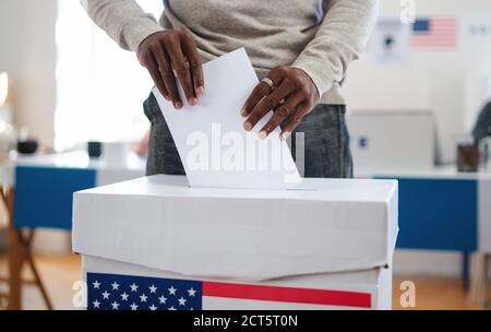 Irriconoscibile uomo afro-americano che ha messo il suo voto nel voto, elezioni usa e coronavirus. Foto Stock