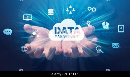 Collaborazione concettuale di Data Management con Human Hands Holding Storage Cloud E icone Foto Stock